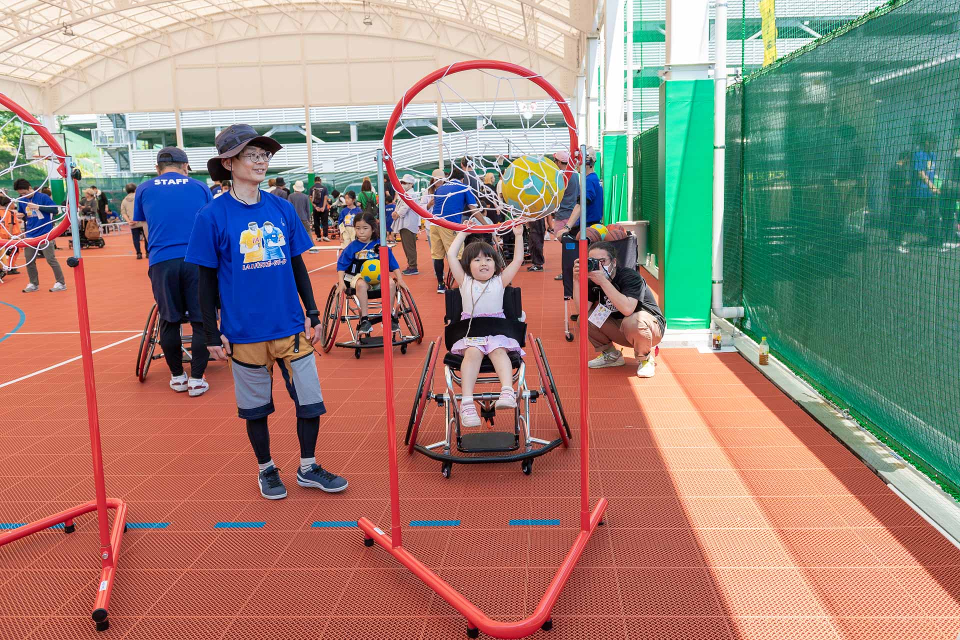 車椅子バスケットボールを体験している様子